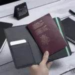 Carteira para Passaporte - Scapade Airpass Apple Find My™️